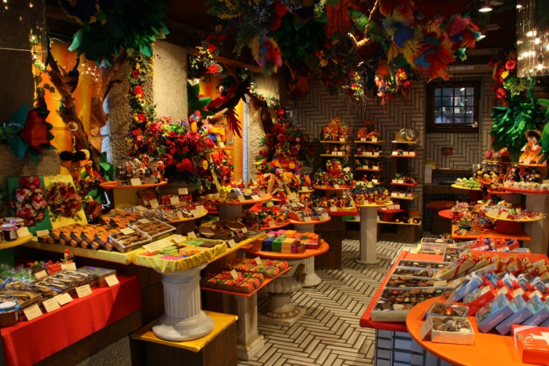 vitrine-ASCROS-min_candy_store_chocolate_shop_chocolate_switzerland-393515