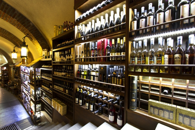 vitrine-ASCROS-min_world_street_travel_shop_canon_georgia_wine_bottles-429767